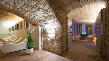 Couples treatment room(s), sauna, hot tub, steam room