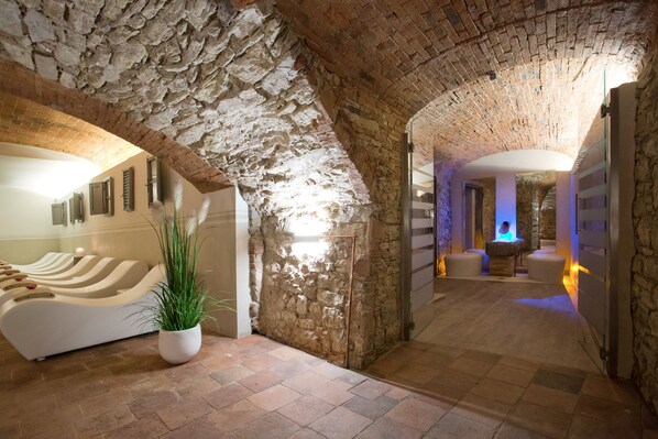 Couples treatment rooms, sauna, hot tub, steam room, Turkish bath - Palazzo Leopoldo Dimora Storica & Spa (Radda in Chianti)