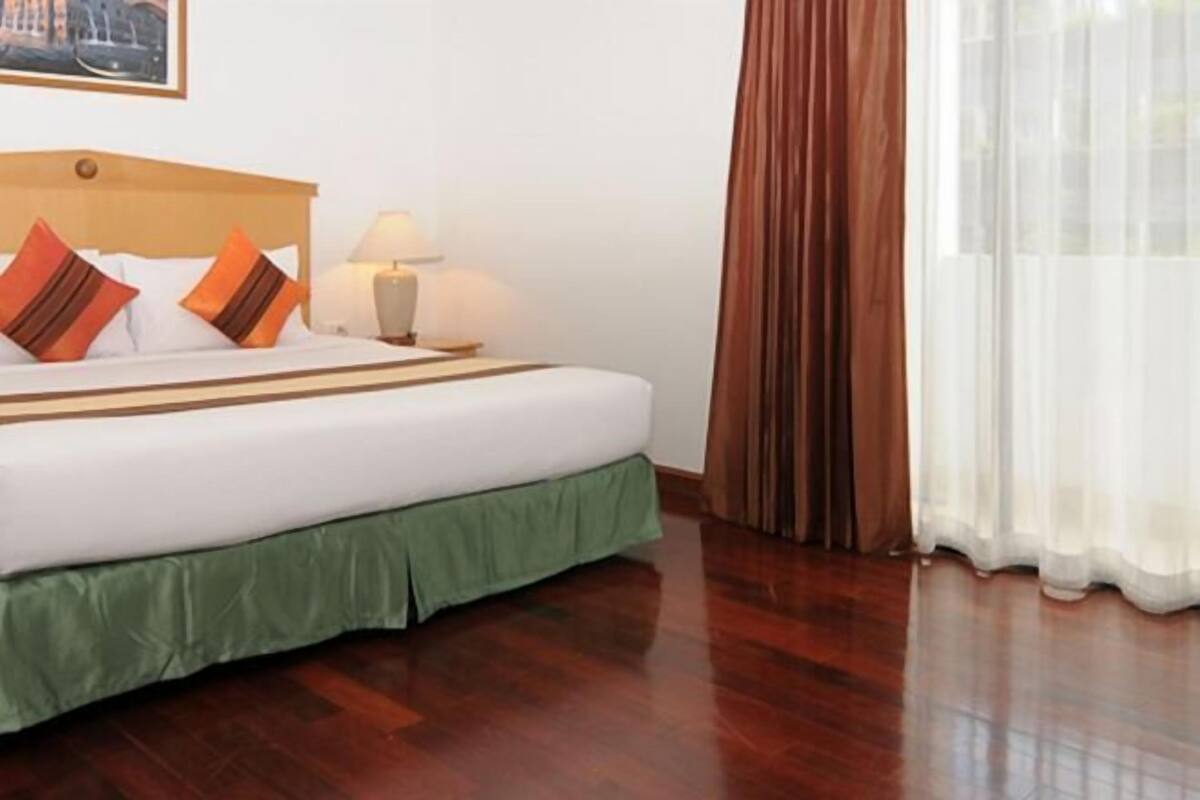 In-room safe, desk, laptop workspace, free WiFi