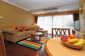 Admiral Suites One-Bedroom Plus | Área de estar | TV LCD