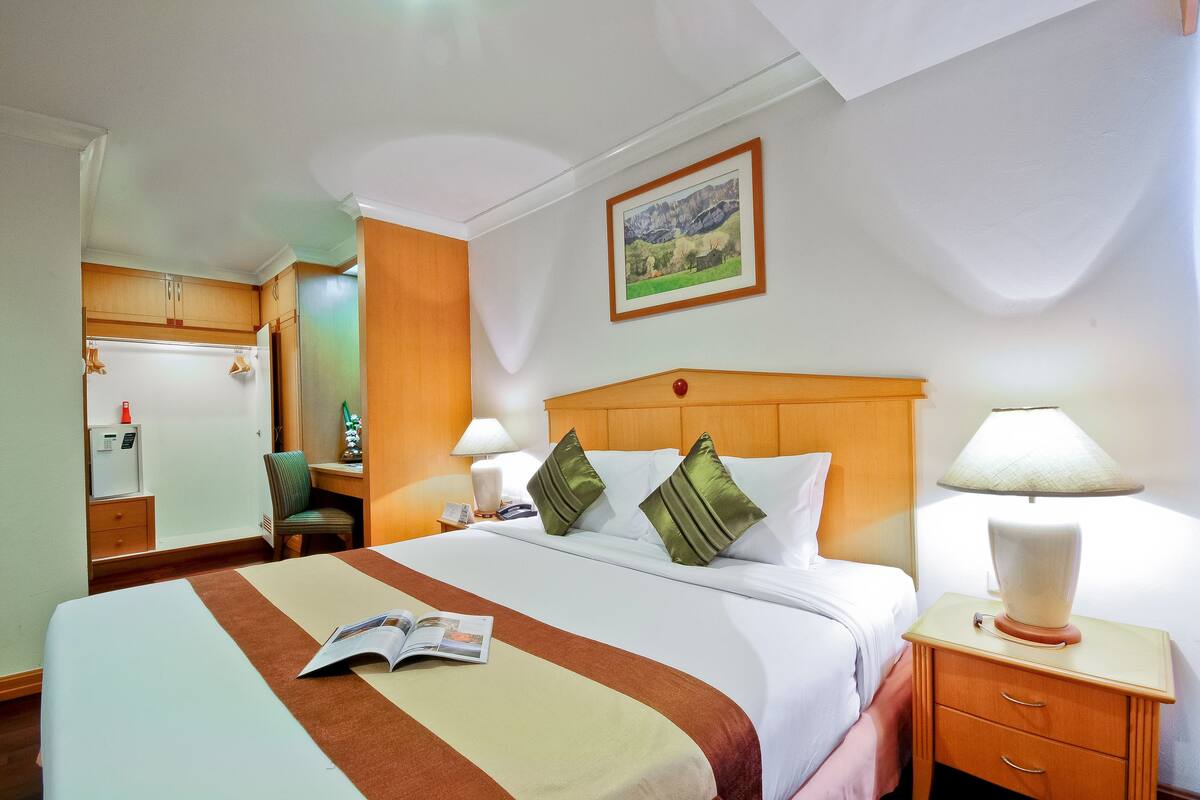 In-room safe, desk, laptop workspace, free WiFi