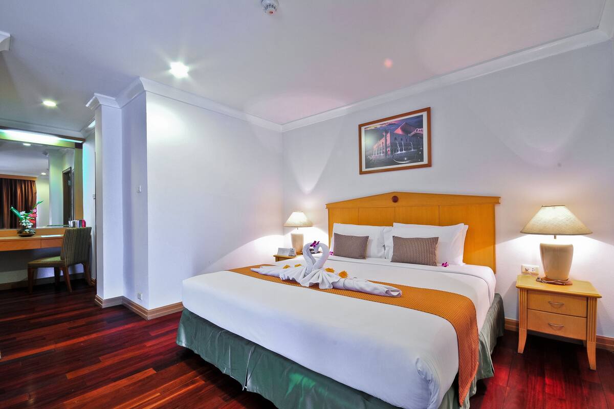 In-room safe, desk, laptop workspace, free WiFi