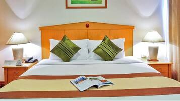 Executive Suite One-Bedroom Plus | In-room safe, desk, laptop workspace, free WiFi