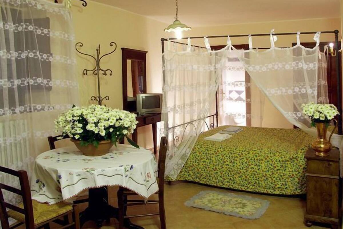 Desk, blackout curtains, rollaway beds, free WiFi