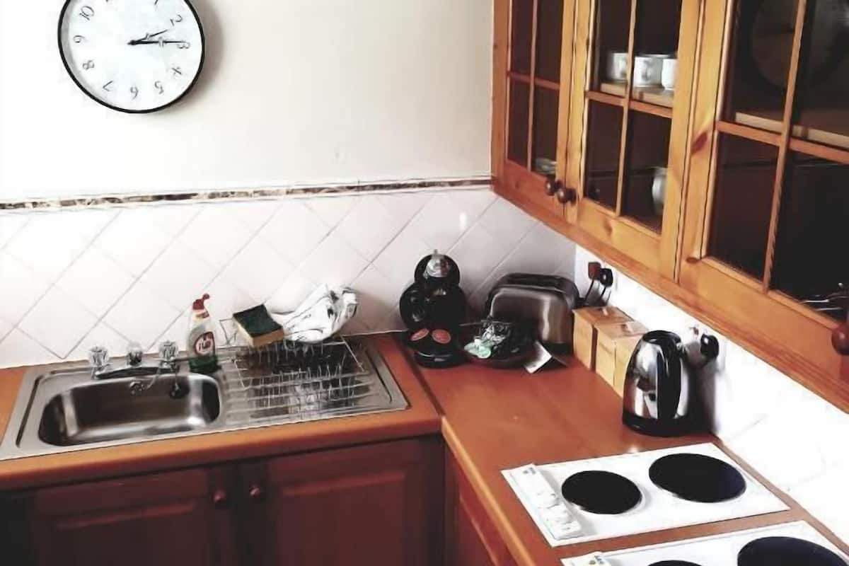 family cottage (willow cottage) | private kitchen | coffee/tea maker, electric kettle