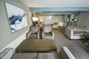 2 bars/lounges, poolside bar