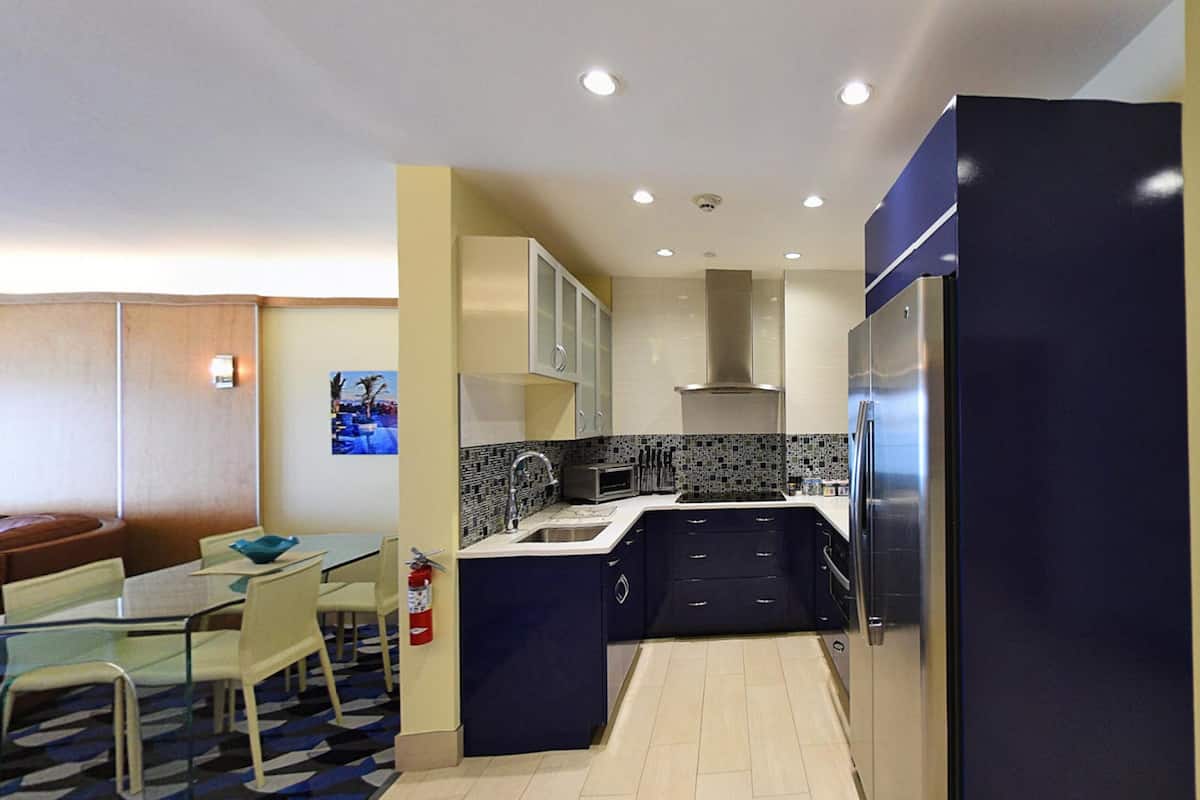 executive suite, 1 bedroom, harbour view | private kitchen | full-sized fridge, microwave, coffee/tea maker