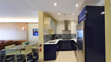 Suite Eksekutif, 1 kamar tidur, pemandangan pelabuhan | Dapur pribadi | Lemari es besar, microwave, dan mesin pembuat kopi/teh