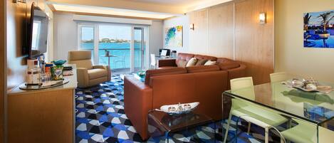 Suite Exécutive, 1 chambre, vue port | Coin séjour | Télévision LED