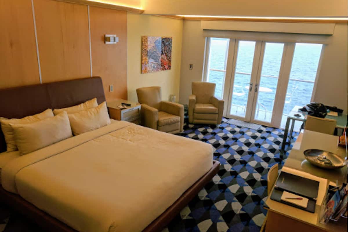 in-room safe, desk, laptop workspace, blackout curtains