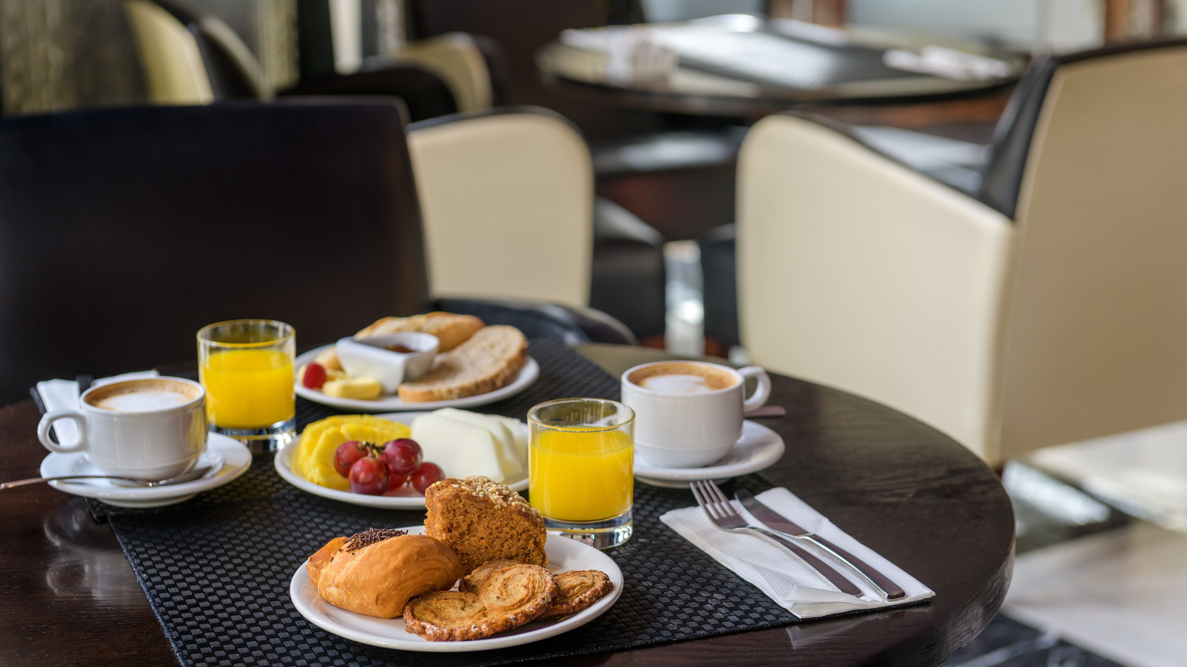 每日供应自助式早餐（每人 EUR 22）