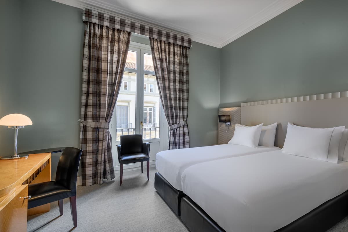 In-room safe, soundproofing, iron/ironing board, free WiFi