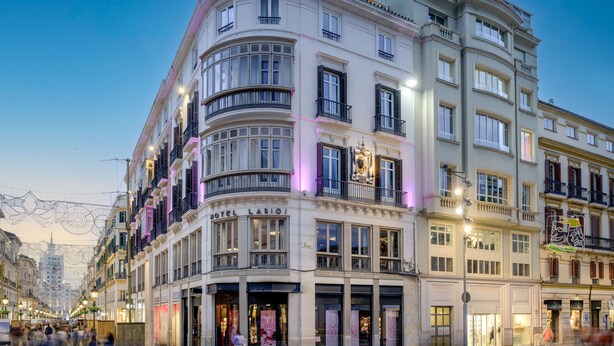Ein historisches Hotel im klassischen europäischen Baustil, mit mehreren Balkonen und großen Fenstern.
