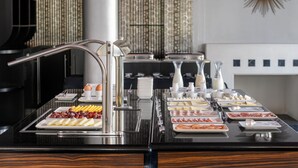 Ein reichhaltiges Buffet mit verschiedenen Speisen und einer modernen Küchenzeile.