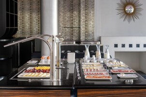 Petit déjeuner buffet (22 EUR par personne)