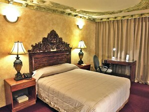 Standard Room, 1 Queen Bed, Non Smoking | In-room safe, blackout curtains, soundproofing, iron/ironing board