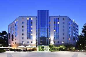 Boendets fasad - kväll/natt