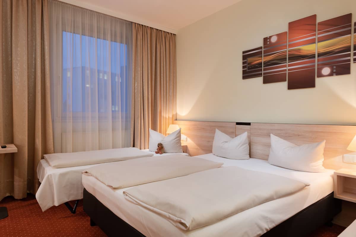 1 bedroom, hypo-allergenic bedding, desk, blackout curtains