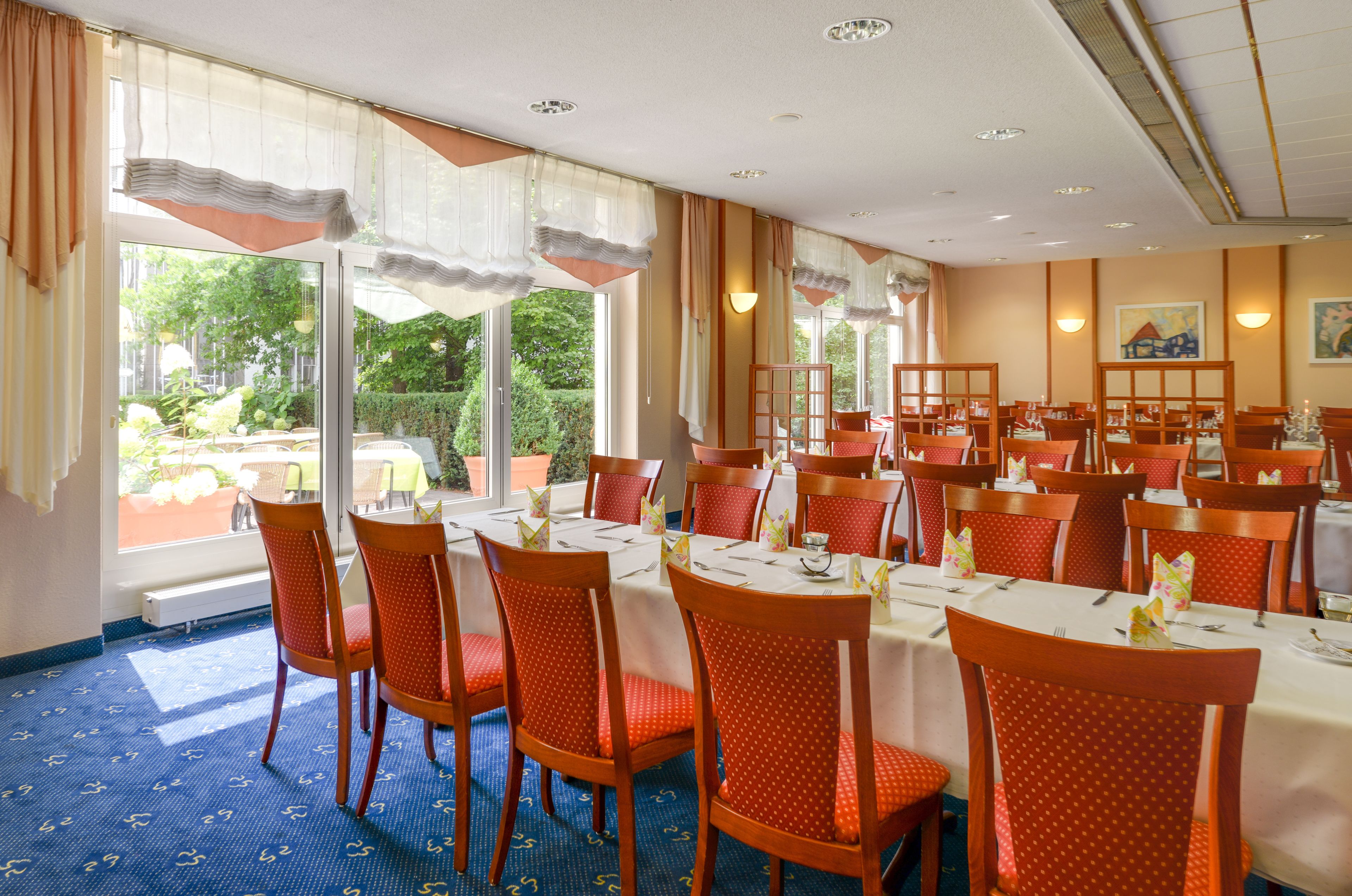 Breakfast, lunch, dinner served; international cuisine 