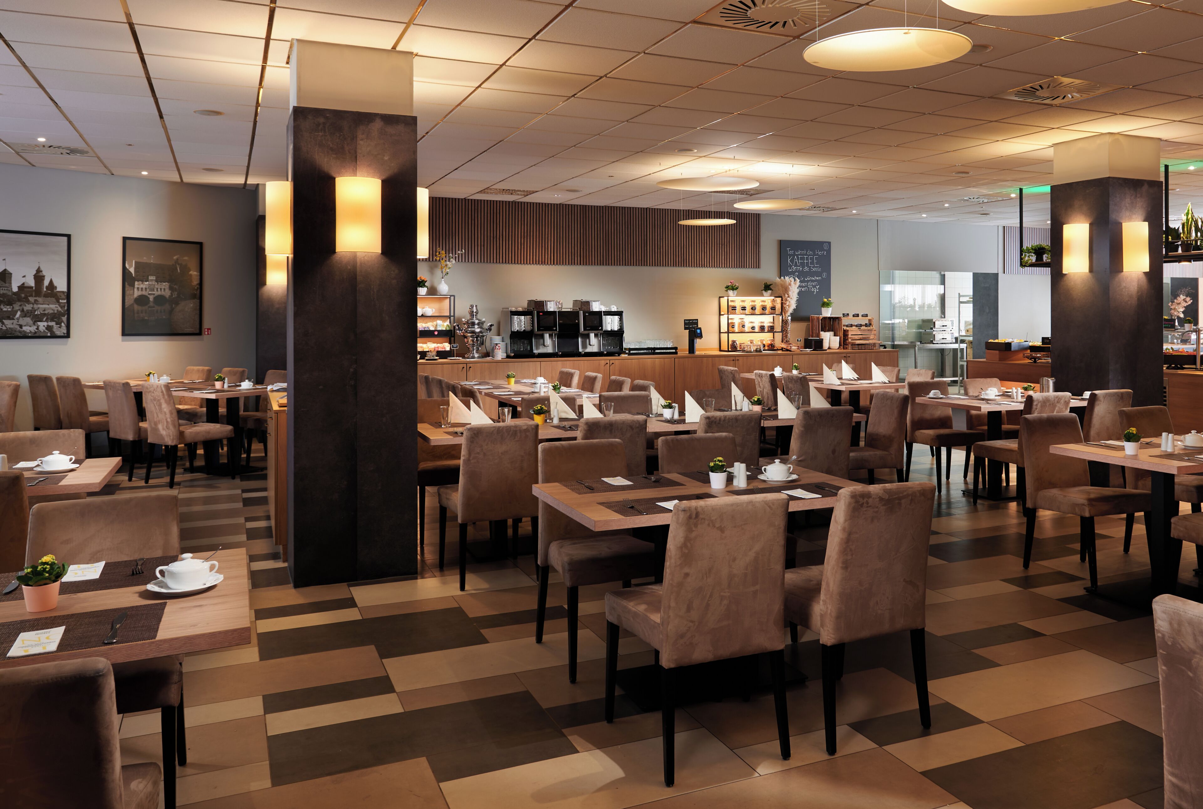 Un restaurante moderno con suelo a cuadros, varias mesas y sillas, y una zona de bar al fondo.
