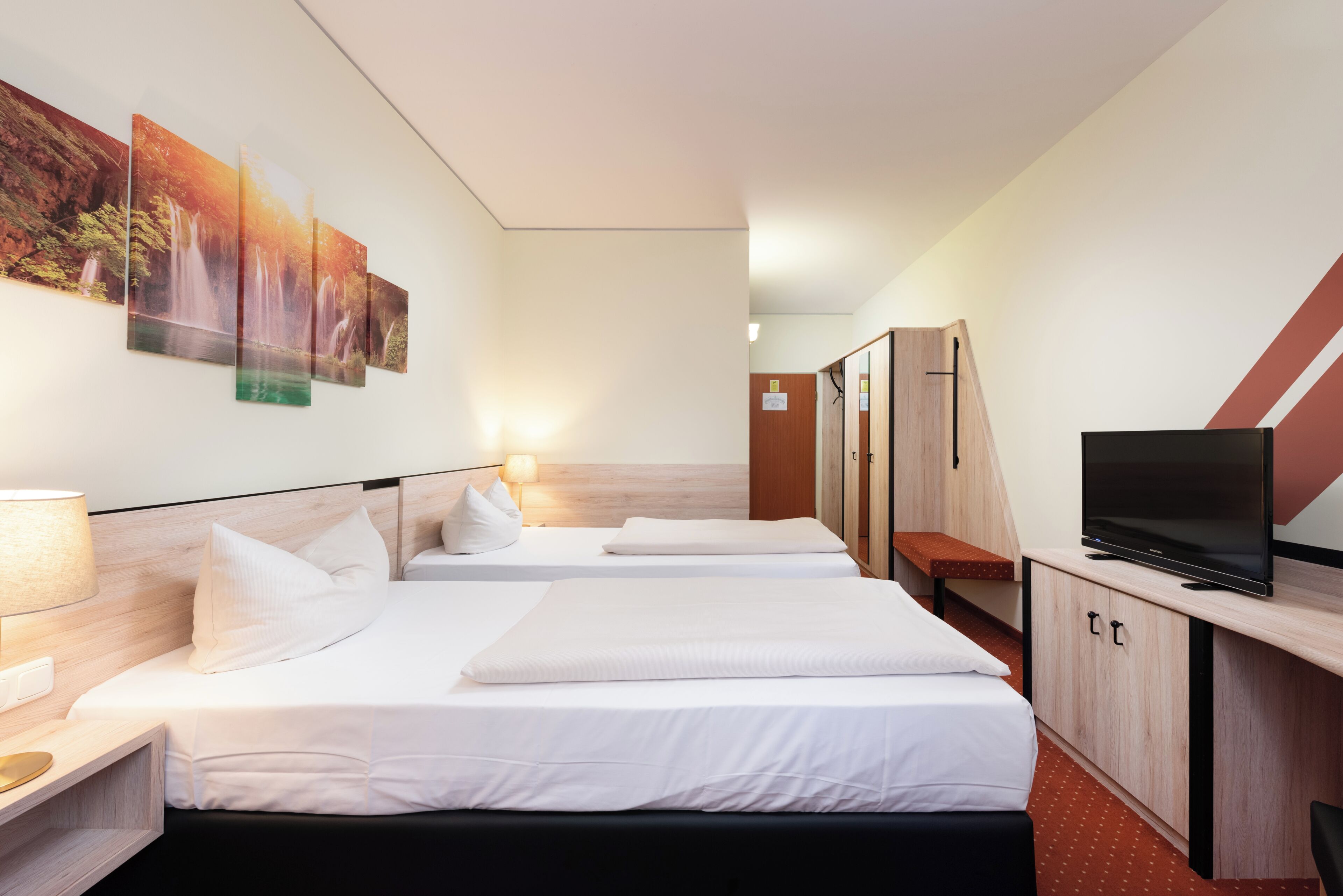 Habitación Confort con 2 camas individuales | Ropa de cama hipoalergénica, escritorio y cortinas blackout 