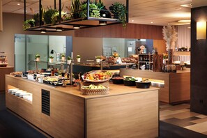Breakfast, lunch and dinner served  - NOVINA HOTEL Südwestpark Nürnberg (Nuremberg)