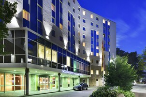 Bagian depan properti - sore/malam