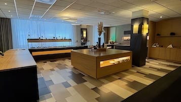 Breakfast, lunch, dinner served; international cuisine