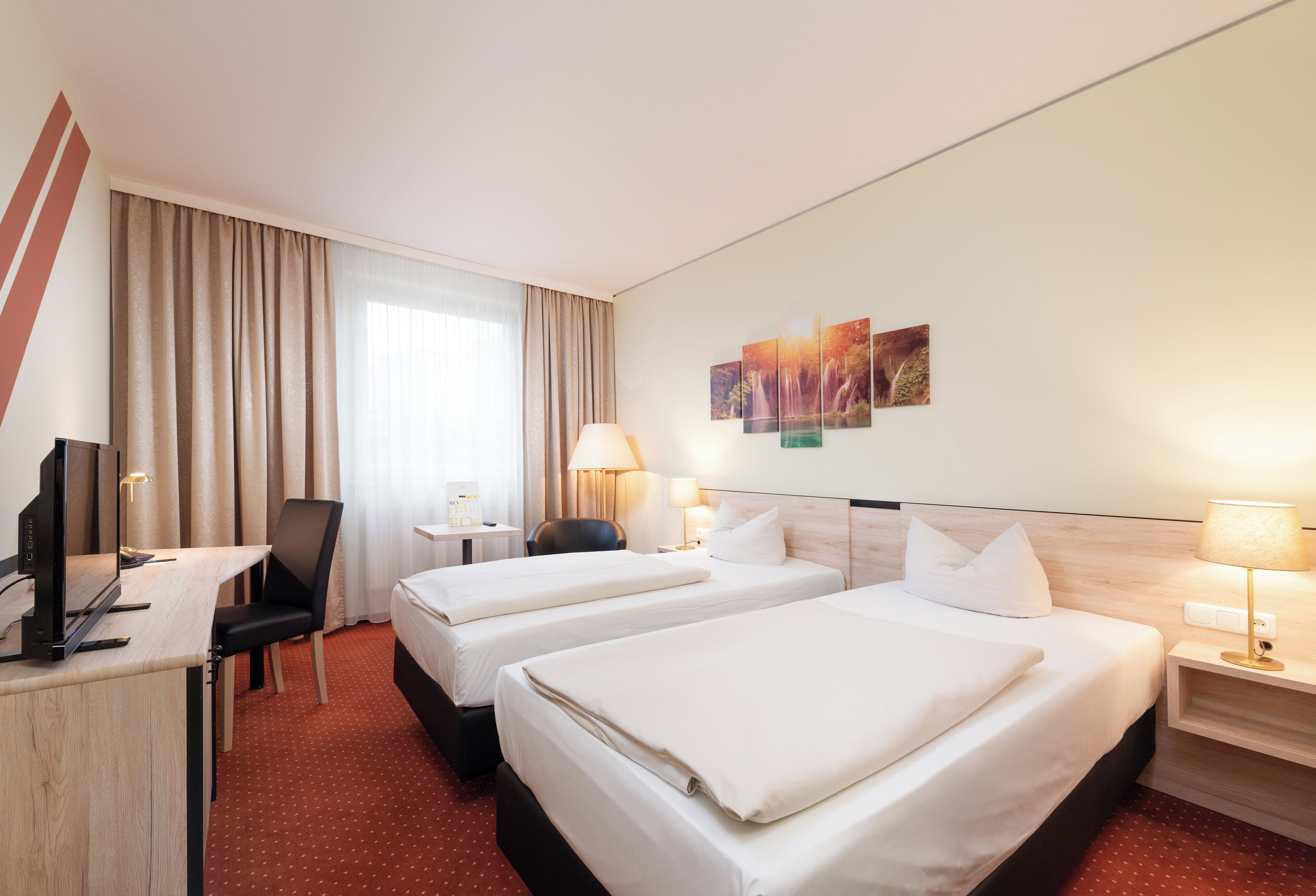 Tomannsrom – comfort | Allergitestet sengetøy, skrivebord, blendingsgardiner og lydisolert