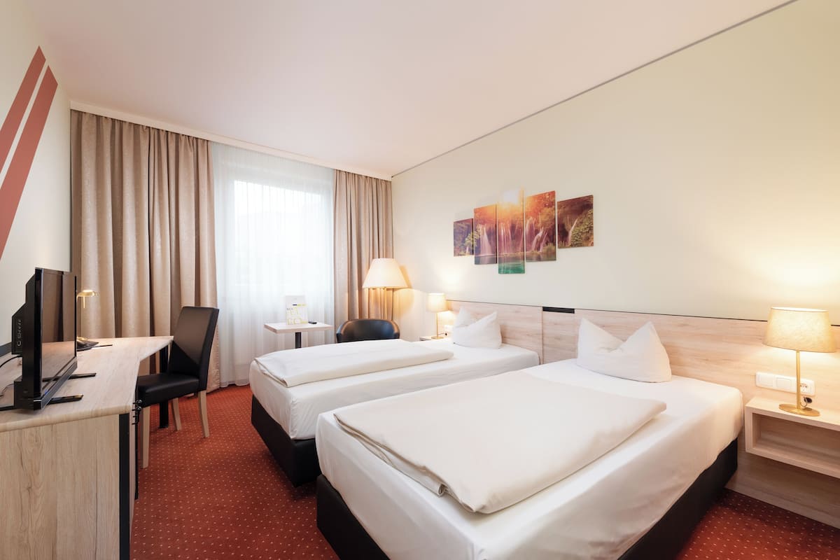 Tomannsrom – comfort | Allergitestet sengetøy, skrivebord, blendingsgardiner og lydisolert