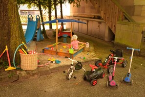 Children’s play area – outdoor