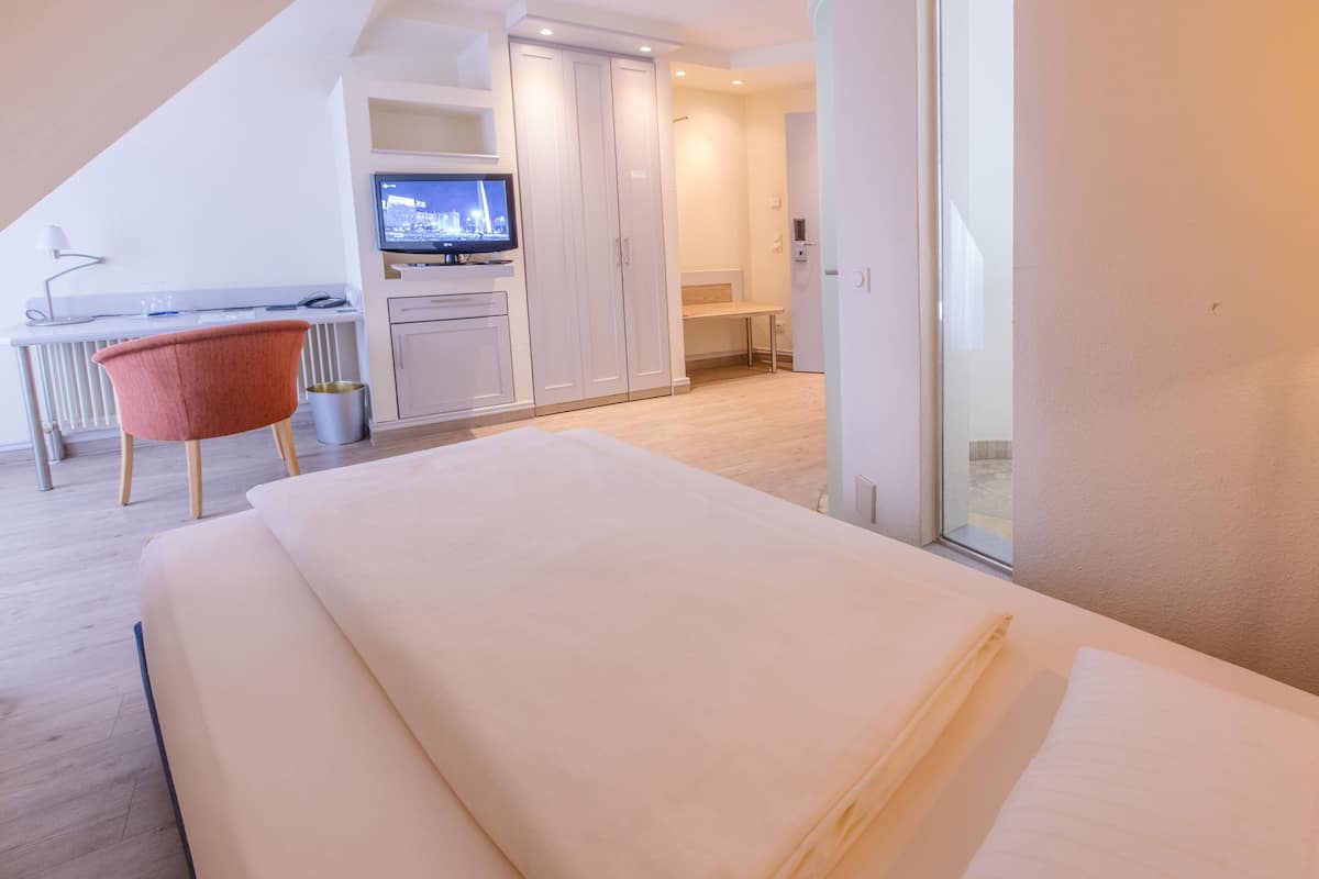 single room (budget) | 1 bedroom, premium bedding, in-room safe, desk