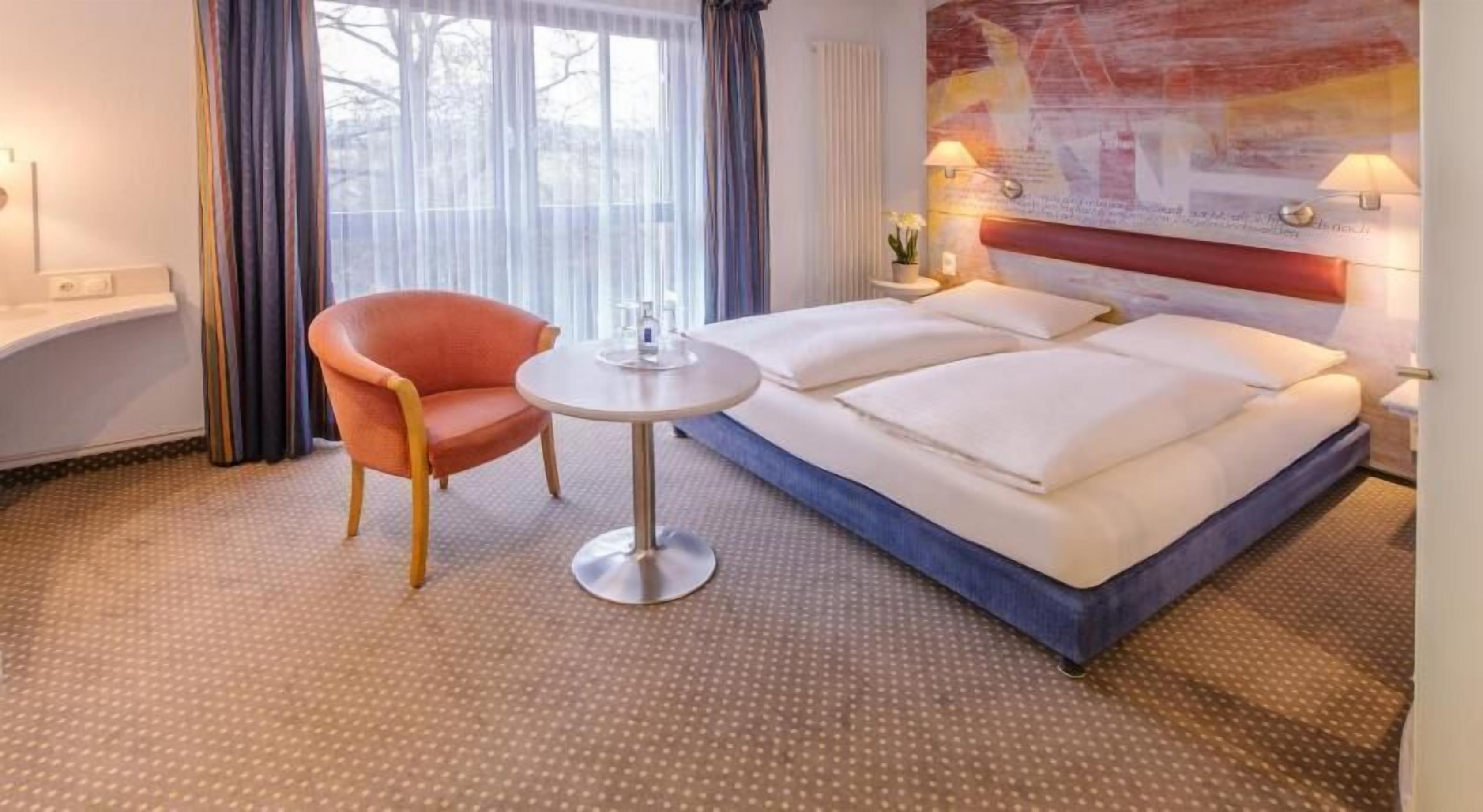 Hochwertige Bettwaren, Zimmersafe, Schreibtisch, Verdunkelungsvorhänge