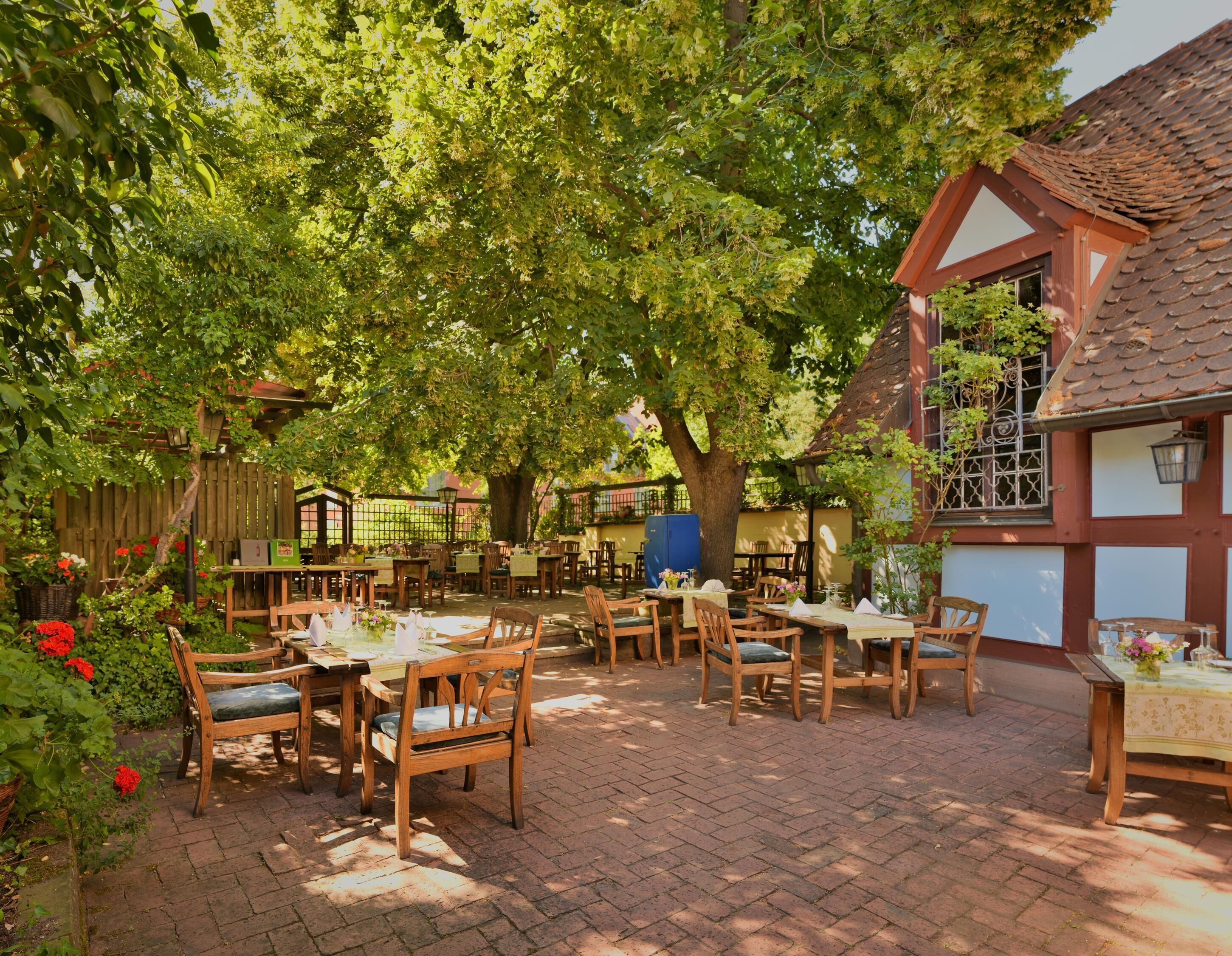 2 restaurants, dinner served, Regional cuisine