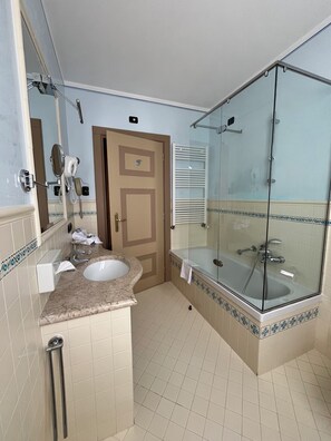 Deluxe Double or Twin Room, Lake View | Bathroom - Romantik Hotel Relais Mirabella Iseo (Iseo)