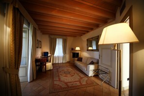 Junior Suite | Living area | TV, pay movies