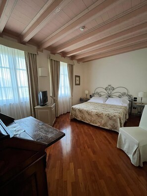 Minibar, in-room safe, free WiFi, bed sheets - Romantik Hotel Relais Mirabella Iseo (Iseo)
