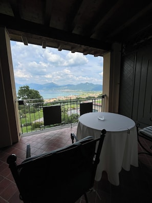 Panoramic-Doppel- oder -Zweibettzimmer, Terrasse, Seeblick | Blick auf den See