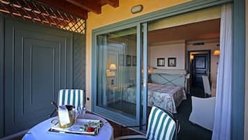 Chambre Panoramique Double ou avec lits jumeaux, terrasse, vue lac | Terrasse/Patio