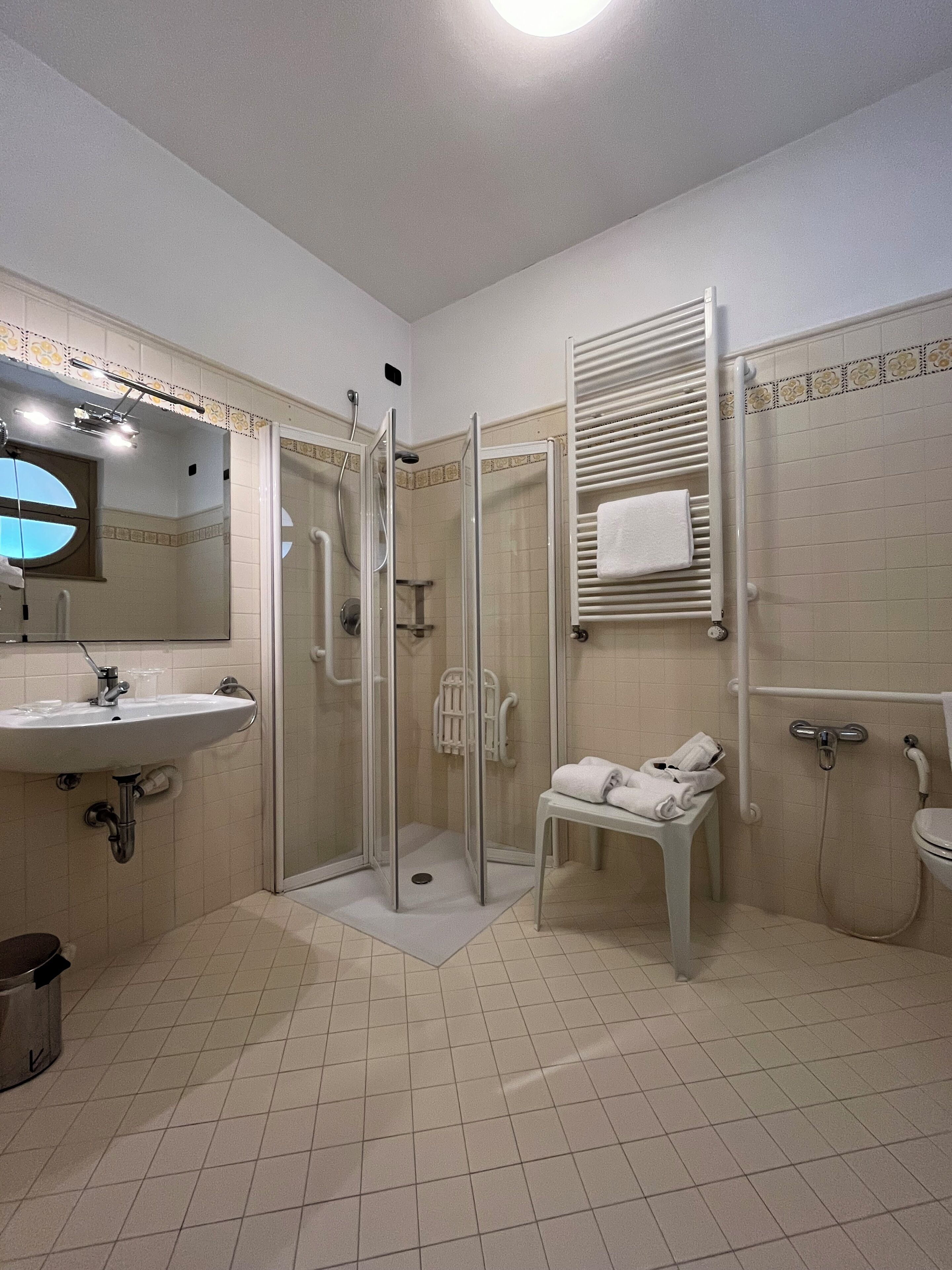 Un baño moderno con ducha de vidrio, lavamanos e inodoro.