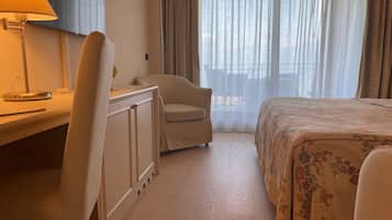 Panoramic-Doppel- oder -Zweibettzimmer, Terrasse, Seeblick | Minibar, Zimmersafe, kostenloses WLAN, Bettwäsche