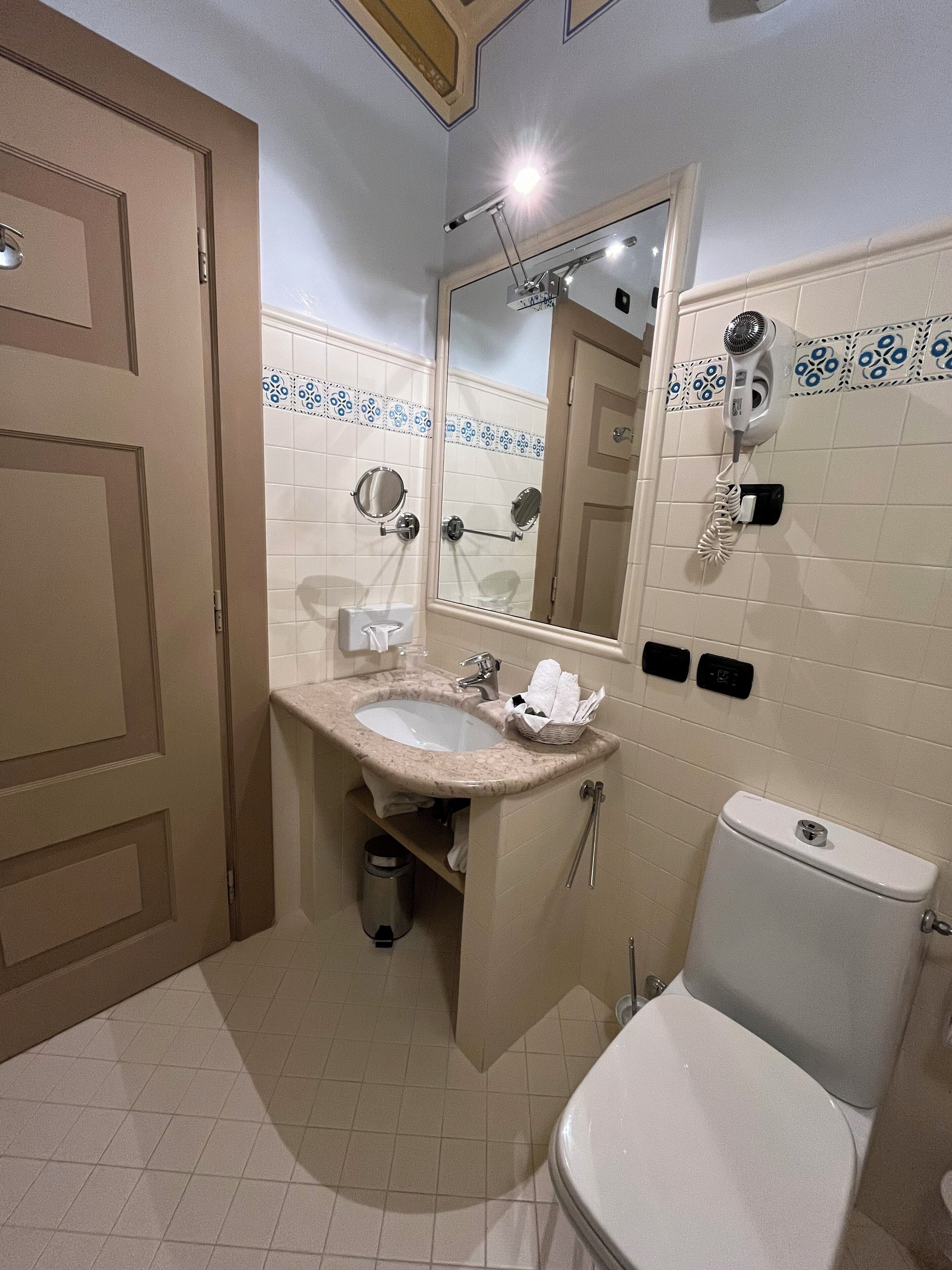 classic double room, garden view | bathroom | combined shower/bathtub, free toiletries, hair dryer, bathrobes