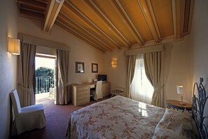 Classic Double Room, Garden View | Minibar, in-room safe, free WiFi, bed sheets