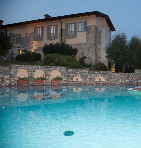 Piscina all'aperto, lettini