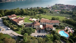 Ein weitläufiges Anwesen mit Pool, mehreren Gebäuden und Seeblick.