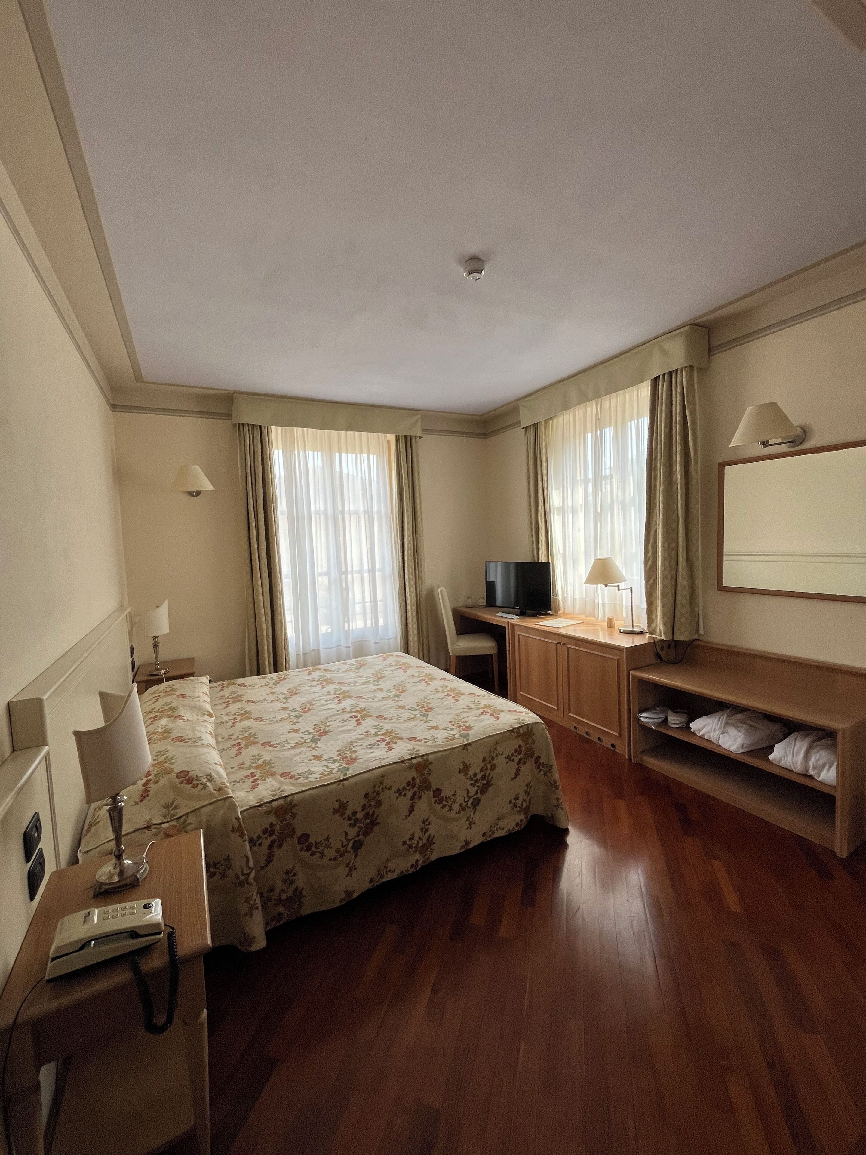 迷你吧、客房內保險箱、免費無線上網、床單