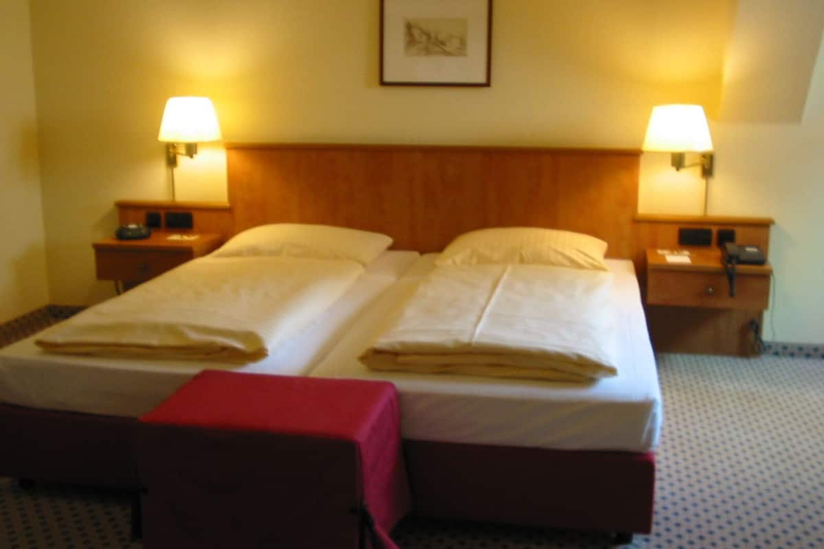 Chambre Double Confort | Minibar, coffres-forts dans les chambres, bureau, rideaux occultants
