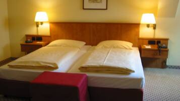 Habitación Confort doble | Minibar, caja fuerte, escritorio y cortinas opacas