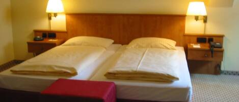 Habitación Confort doble | Minibar, caja fuerte, escritorio y cortinas opacas