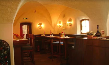 Bar (en la propiedad). Romantik Hotel Tuchmacher